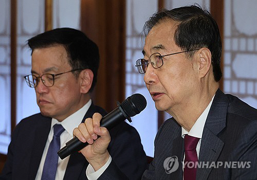 한덕수 대통령 권한대행 국무총리가 14일 서울 공관에서 경제안보전략 TF 회의를 하고 있다. 왼쪽은 최상목 부총리 겸 기획재정부 장관. 연합뉴스